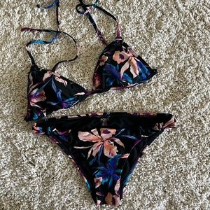 Roxy Medium bottom and Large top bikini set.